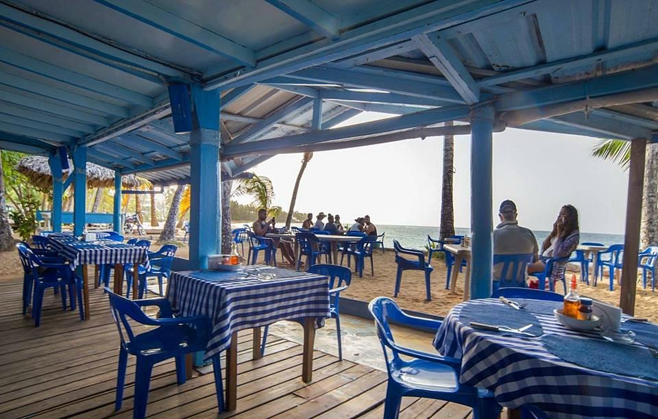 Casa Azul, Las Terrenas — terraza frente al mar