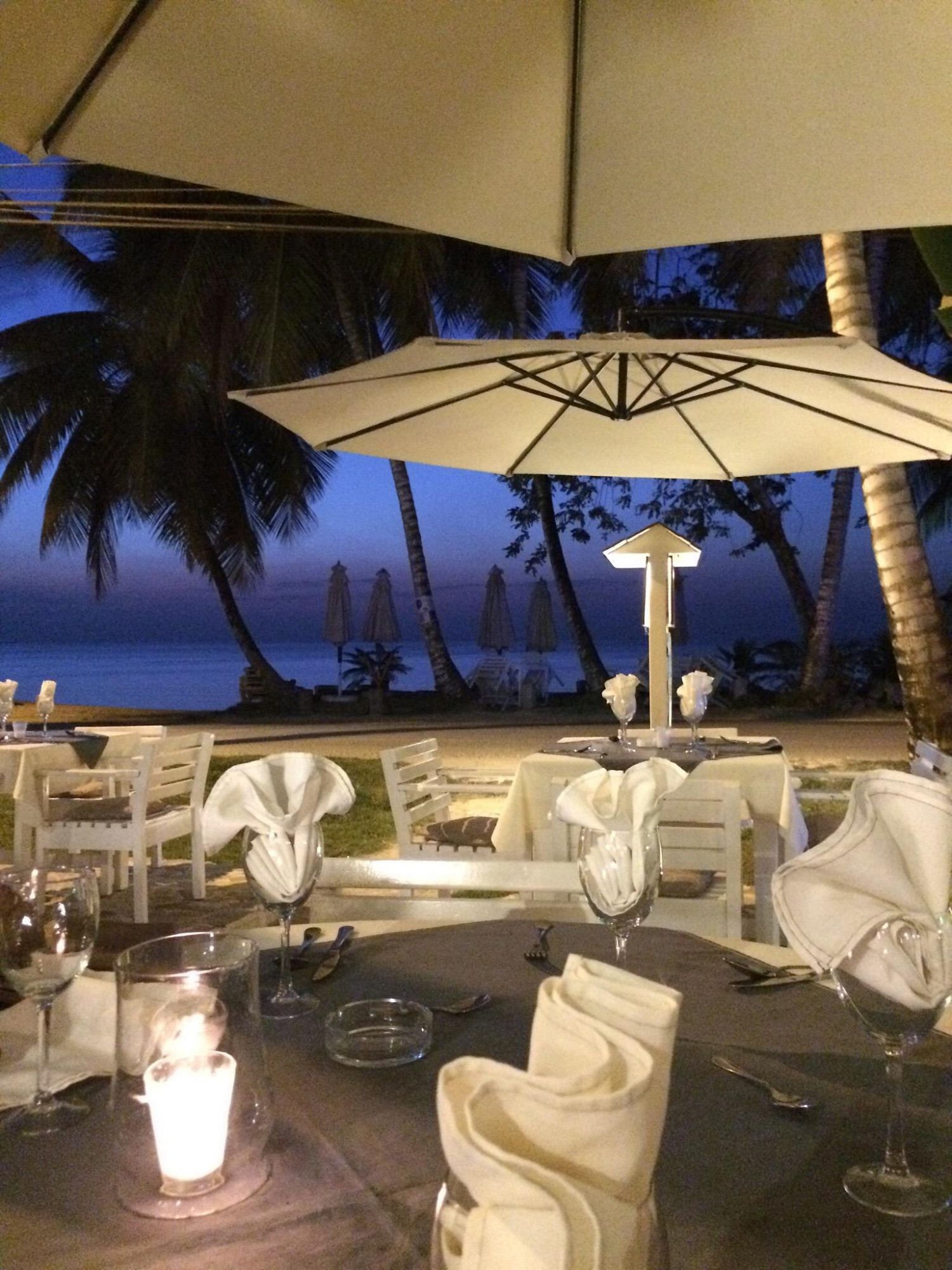 Mesa preparada al anochecer en Le Tre Caravelle, Las Terrenas