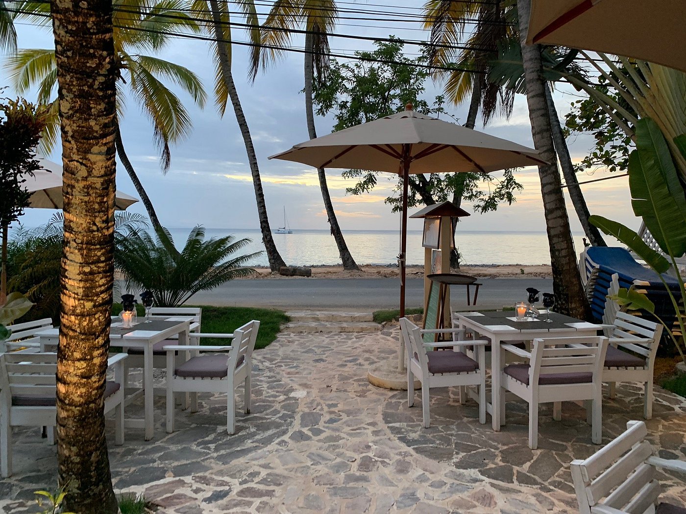 Vistas al mar entre palmeras desde Le Tre Caravelle, Las Terrenas