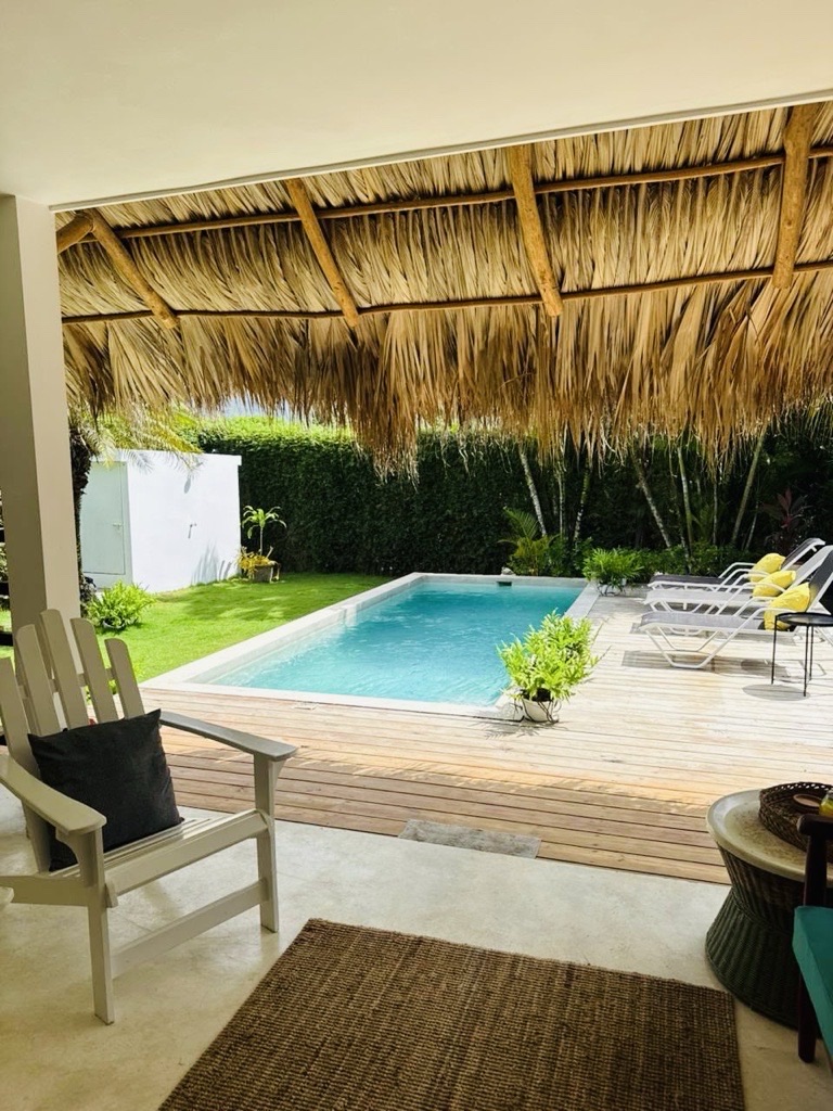 Vista de la piscina privada desde la palapa del alquiler en Las Terrenas