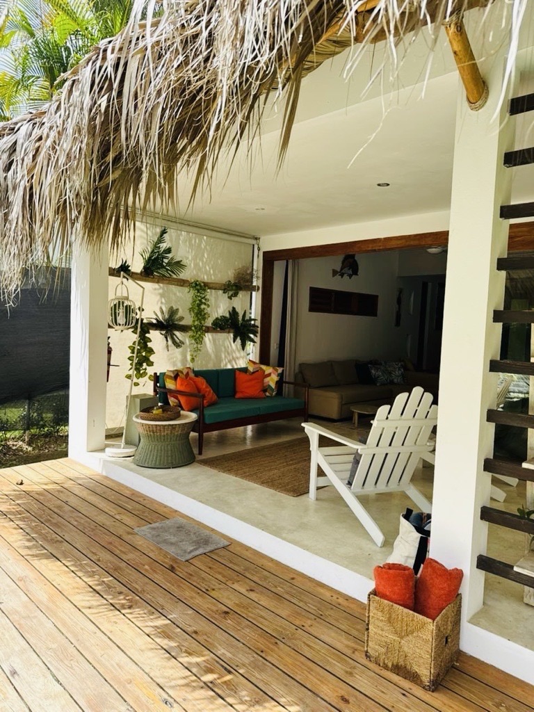 Terraza con sillón de diseño en villa vacacional en Las Terrenas, Samaná