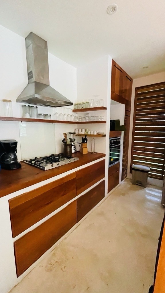 Cocina de diseño totalmente equipada en alquiler vacacional Villa Vitao Garden