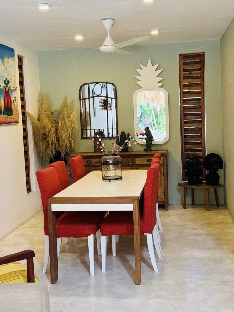 Comedor interior de villa con jardín privado en Las Terrenas