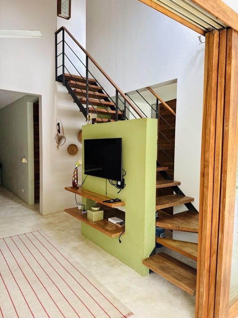 Escalera interior de villa de lujo en Las Terrenas, República Dominicana