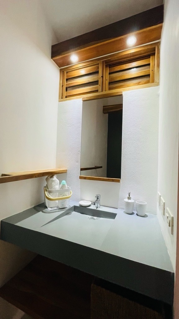 Lavabo y vanity del baño en suite en villa vacacional en Las Terrenas