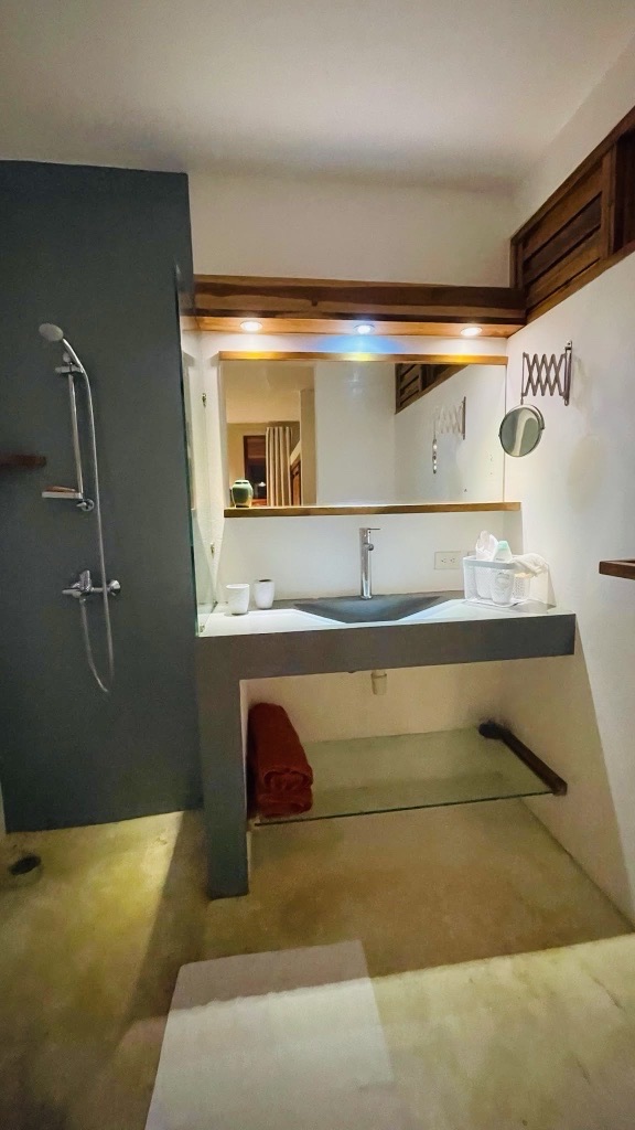 Ducha del baño en suite privado en villa vacacional en Las Terrenas