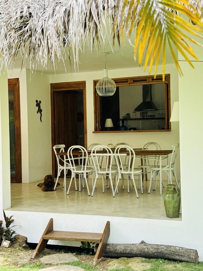 Comedor exterior de noche en Villa Vitao Garden, Las Terrenas